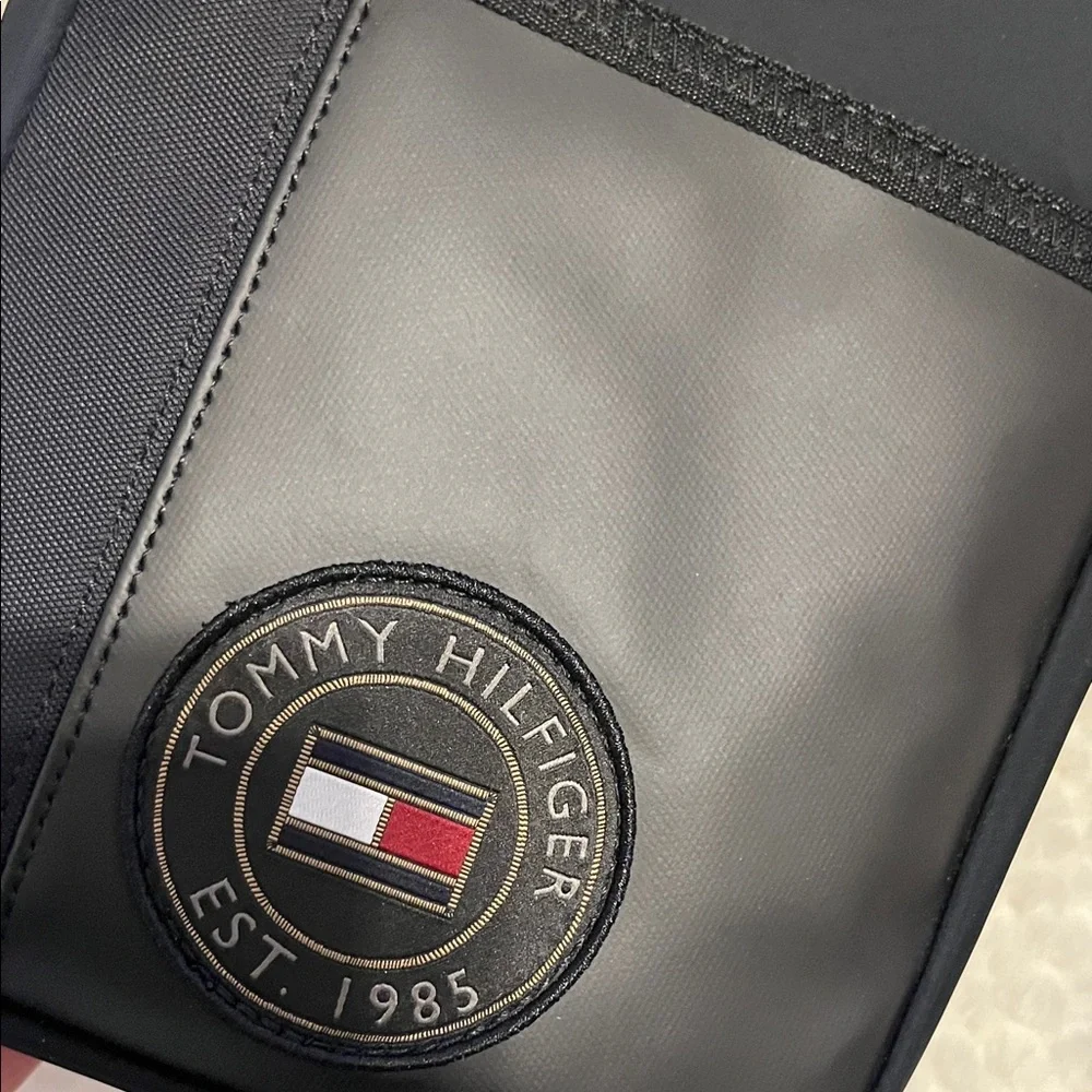 Tommy Hilfiger Lightweight Classic Black Messenger Bag - Picture 4 of 6